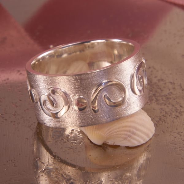 Diamantierter Ornament Ring mit Hochglanz Kreismotiven